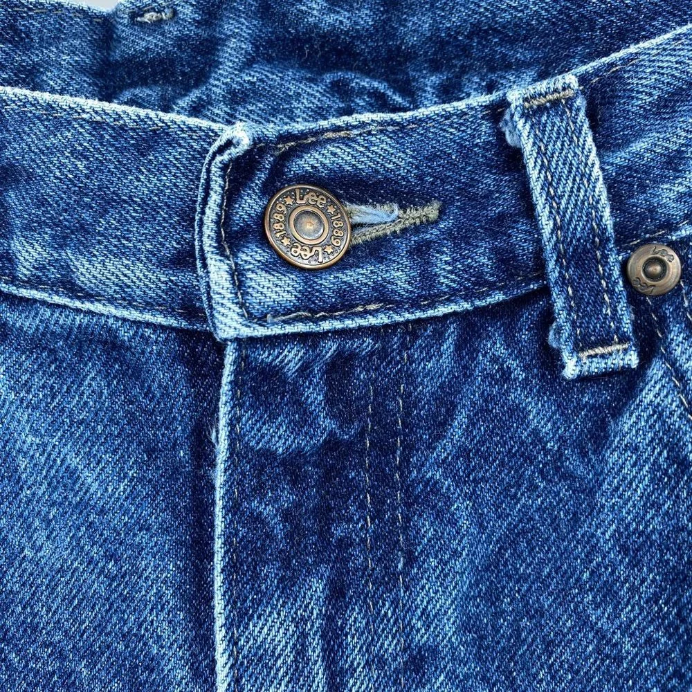 Lee Jeans features 	•